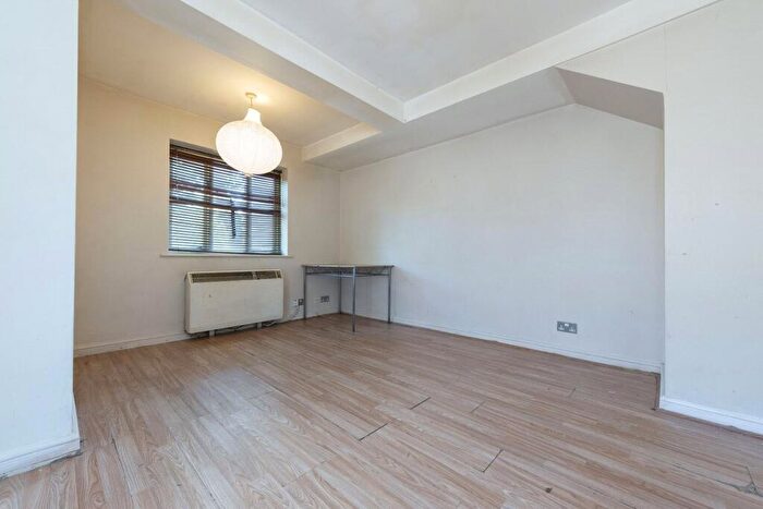 2 Bedroom Apartment For Sale In Benhill Road, Sutton, SM1