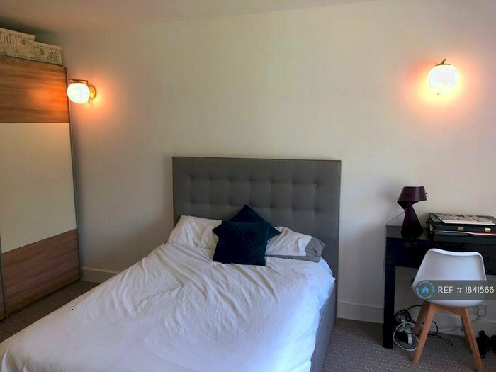 3 Bedroom Flat To Rent In Great North Road, Highgate, London, N2