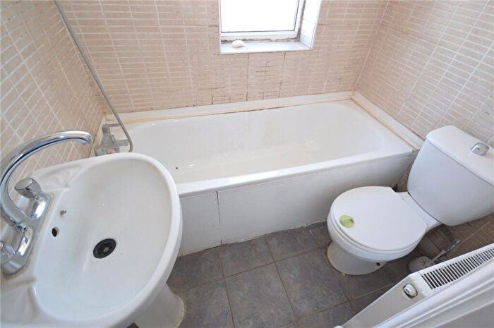 3 Bedroom Terraced House For Sale In Dunstable Road, Luton, Bedfordshire, LU4