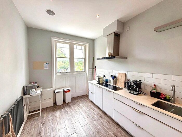 3 Bedroom Flat To Rent In Fff West Hill, London, SW15