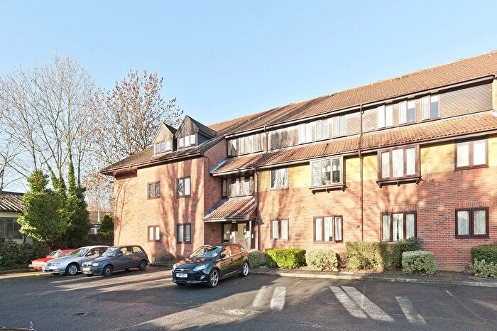 2 Bedroom Flat To Rent In Glyn Avenue, East Barnet, Barnet, EN4