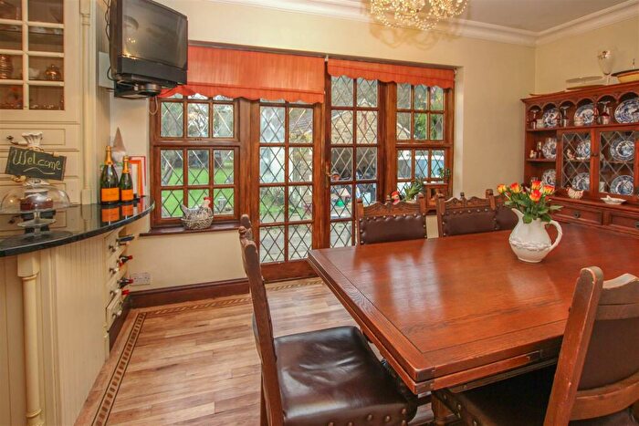 5 Bedroom Detached House For Sale In Nags Head Lane, Brentwood, CM14