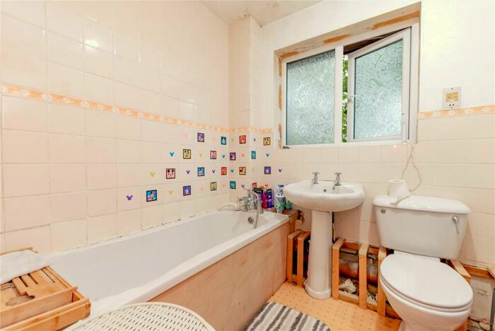 3 Bedroom End Of Terrace House For Sale In Farnborough Road, Farnborough, GU14