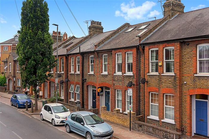 3 Bedroom Flat To Rent In Silverthorne Road, London, SW8