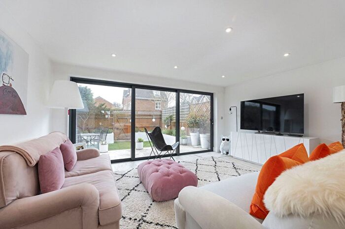 4 Bedroom Detached House For Sale In Northpoint Close, Sutton, SM1