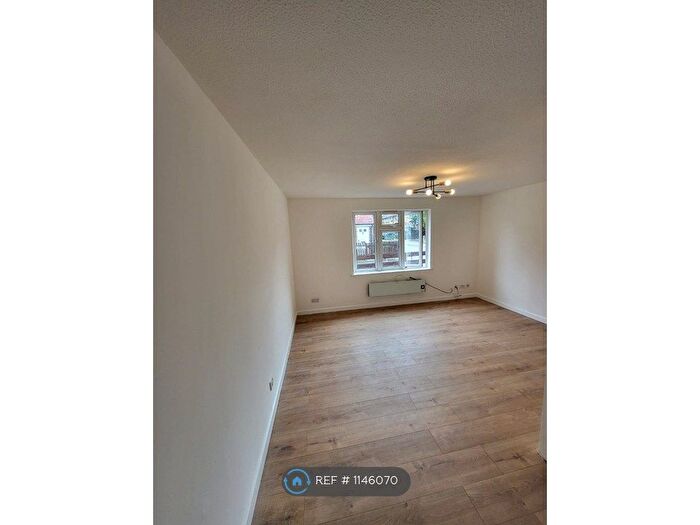1 Bedroom Flat To Rent In Giralda Close, London, E16