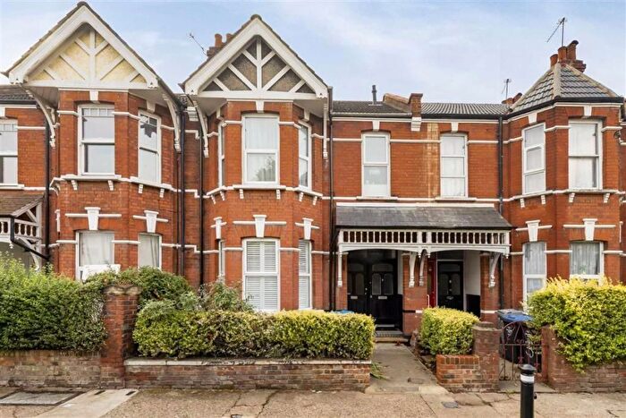 2 Bedroom Flat For Sale In Temple Road, London, NW2