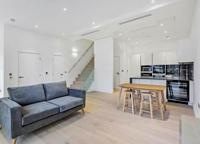 2 Bedroom Flat To Rent In George Street, Marylebone, London, W1U