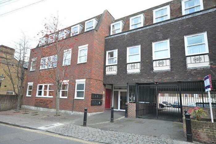 2 Bedroom Flat To Rent In Crow Lane, Rochester, ME1
