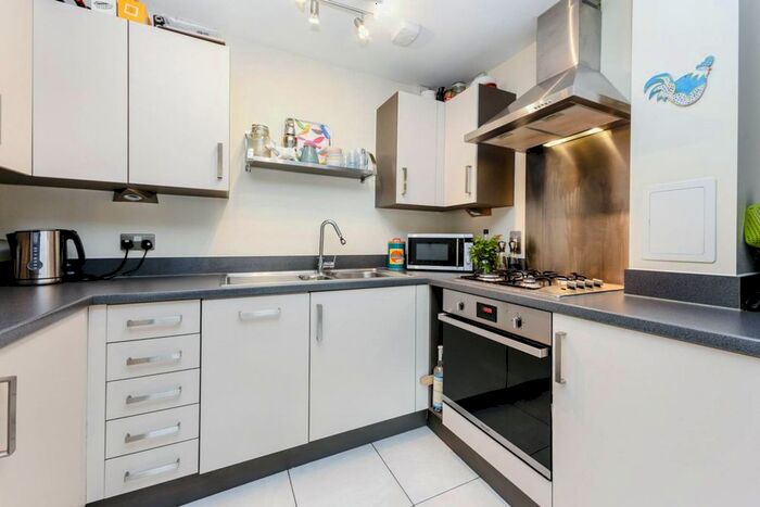 2 Bedroom Flat To Rent In Pooles Park, Finsbury Park, London, N4