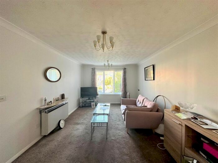 1 Bedroom Property To Rent In Hertswood Court, Hillside Gardens, Barnet, EN5