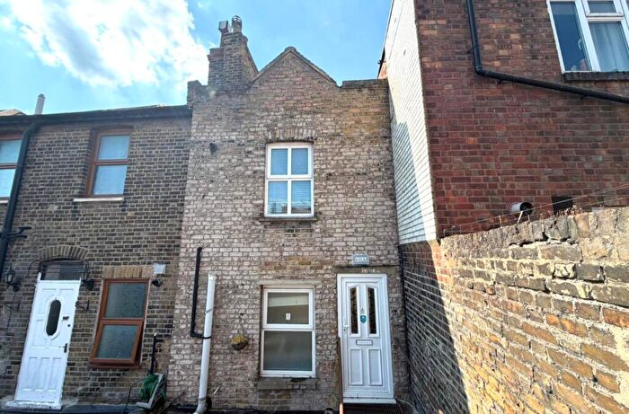 3 Bedroom Maisonette For Sale In (A) High Street, Dartford, DA1