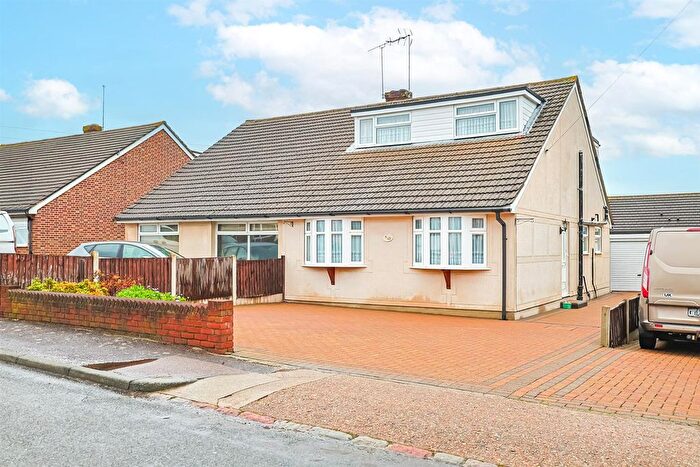 3 Bedroom Semi Detached House For Sale In Exmouth Drive, Rayleigh, SS6