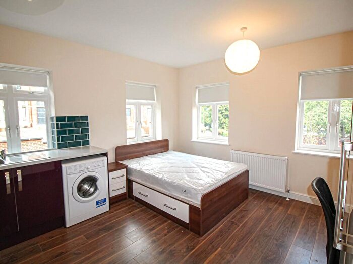 Apartment To Rent In Apt, Clarendon House #, LS2