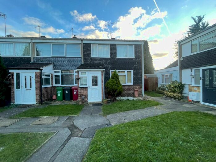 3 Bedroom End Of Terrace House To Rent In Patricia Close, Slough, SL1