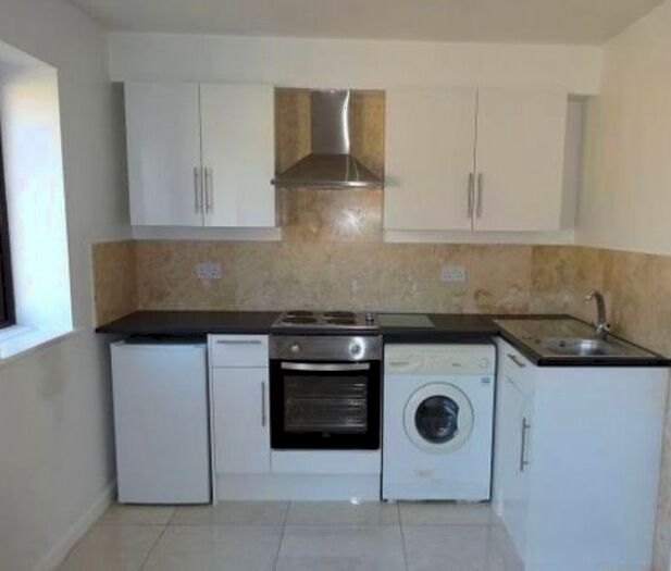 Studio To Rent In Franklin Avenue, Slough, SL2