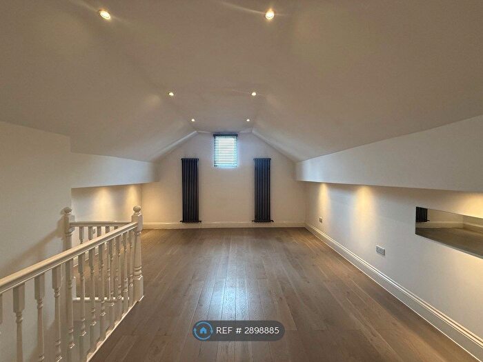 3 Bedroom Flat To Rent In Hamlet Road, London, SE19