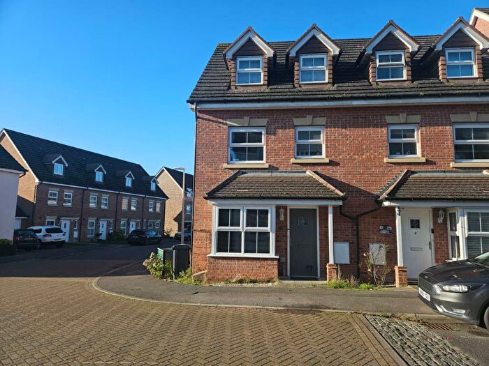 4 Bedroom Semi-Detached House For Sale In Horse Guards Way, Thatcham, RG19