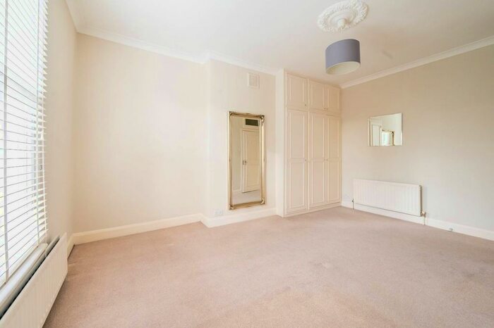 2 Bedroom Flat To Rent In Elms Crescent, Abbeville Village, London, SW4