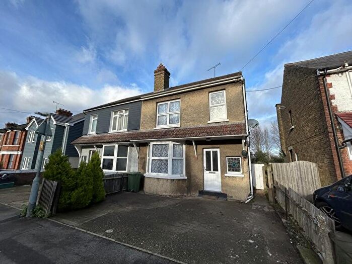 3 Bedroom Semi-Detached House To Rent In Barton Road, Maidstone, Kent, ME15