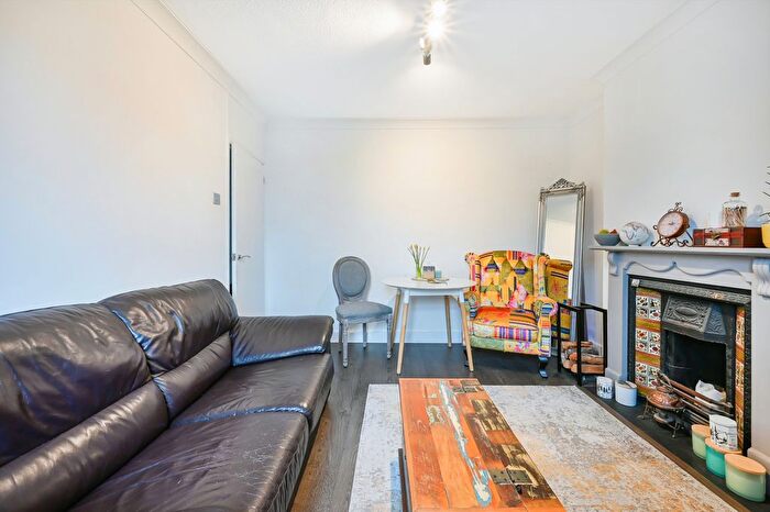 2 Bedroom Flat To Rent In Cannon Hill Lane, London, SW20