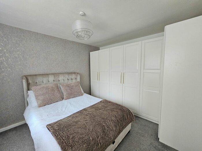 3 Bedroom Flat To Rent In Orchard Lane, Southampton, SO14