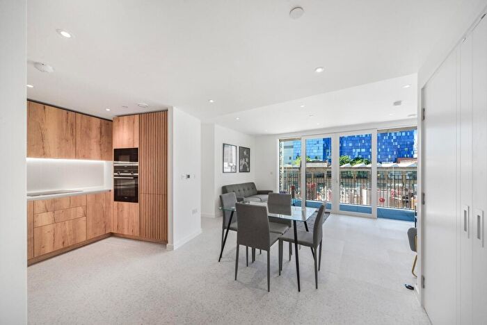 2 Bedroom Apartment To Rent In Cendal Crescent London, E1