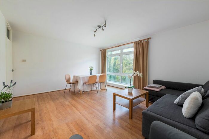 3 Bedroom Flat To Rent In Spencer Park, London, SW18