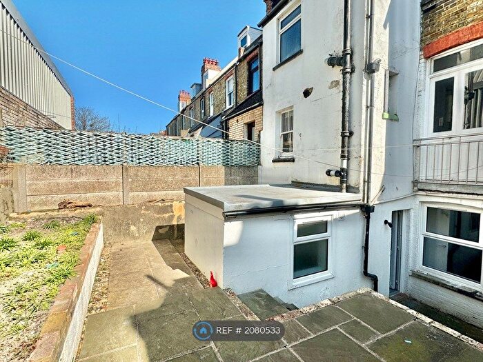 2 Bedroom Flat To Rent In Bradstone Avenue, Folkestone, CT19