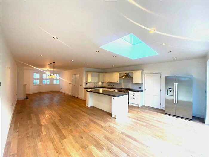 4 Bedroom Semi-Detached House To Rent In Leigh On Sea, SS9