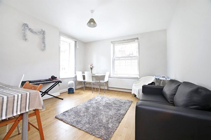 2 Bedroom Flat To Rent In Binnie House, Elephant And Castle, SE1