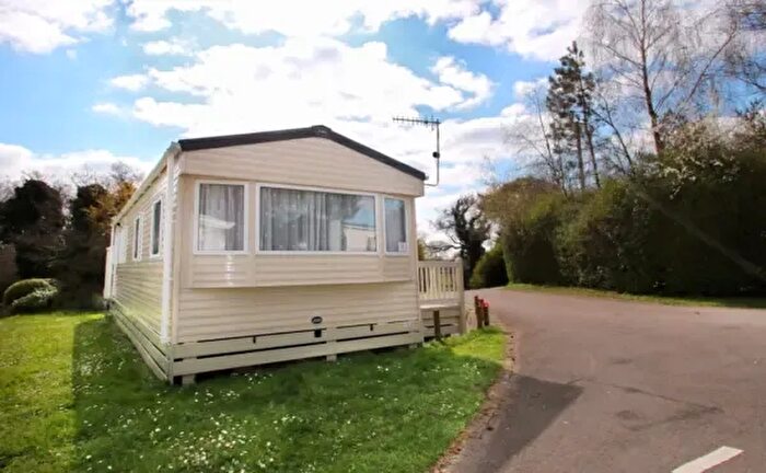 3 Bedroom Park Home For Sale In St. Leonards, Ringwood, BH24