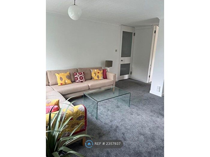 2 Bedroom Flat To Rent In Kensington Court, Glasgow, G12