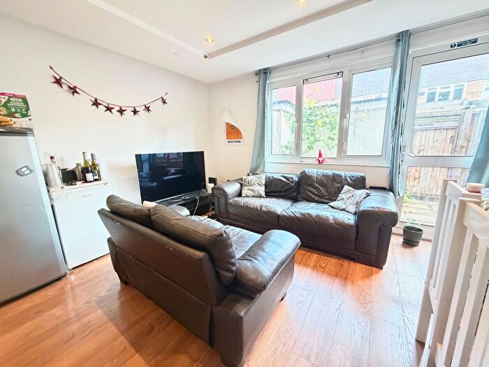 6 Bedroom Maisonette To Rent In Corporation Street, London, N7