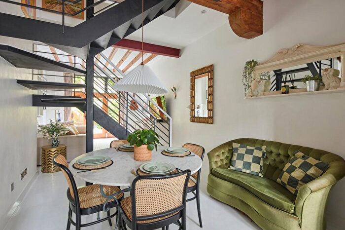 2 Bedroom Maisonette For Sale In Hopkinsons Place, Primrose Hill, London, NW1