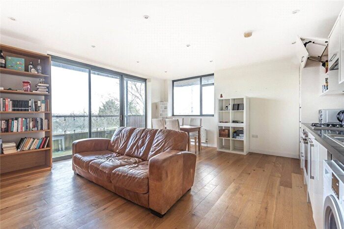 2 Bedroom Apartment For Sale In Kangley Bridge Road, London, SE26