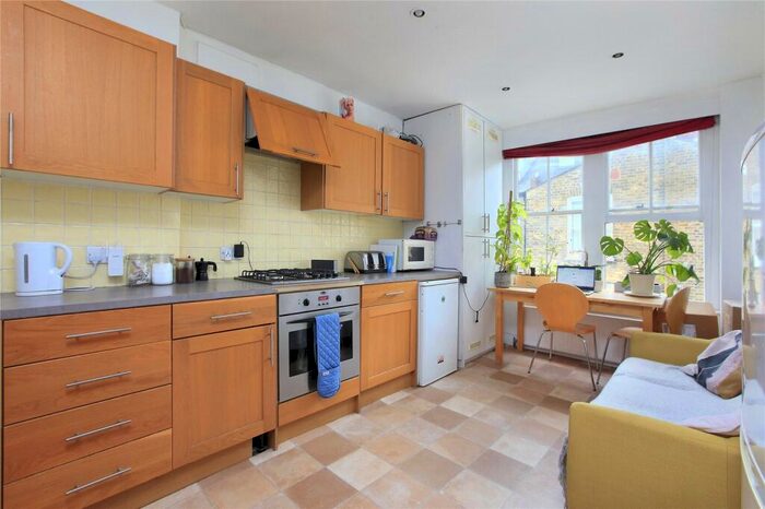 3 Bedroom Flat To Rent In Jedburgh Street, Battersea, London, SW11