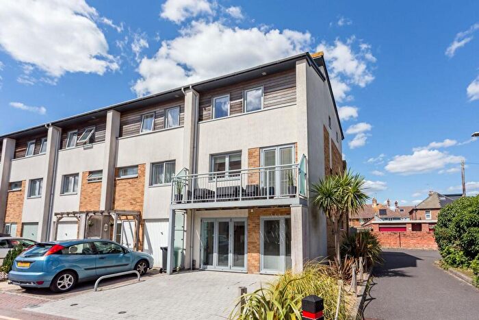 4 Bedroom House To Rent In Broomhill Way, Poole, BH15