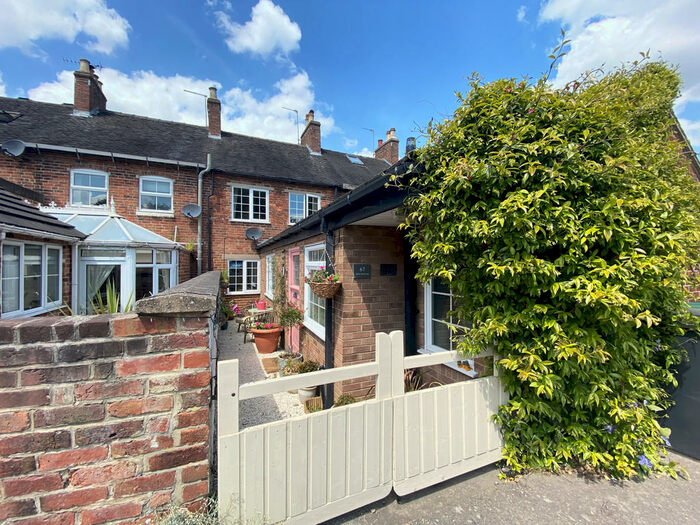 2 Bedroom Cottage For Sale In Ashby Road East, Bretby, DE15