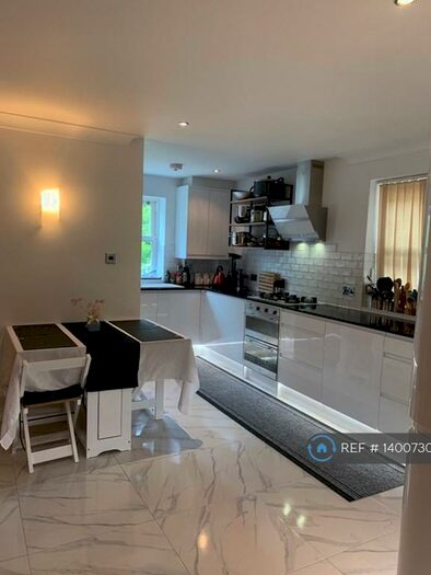 2 Bedroom Flat To Rent In Embassy Court, Bournemouth, BH1