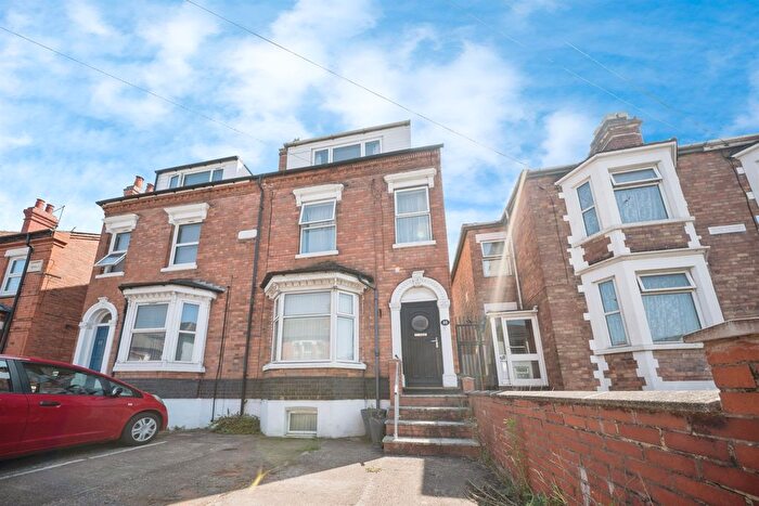 4 Bedroom Semi-Detached House For Sale In Astwood Road, Worcester, WR3