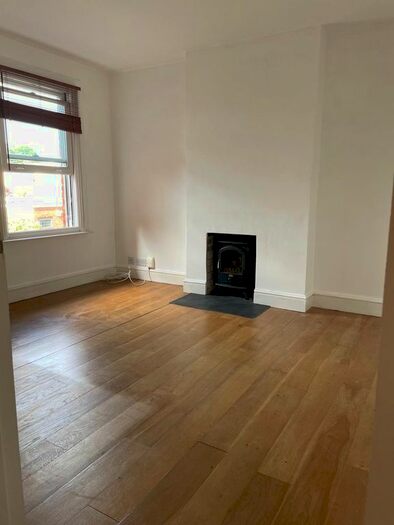 2 Bedroom Flat To Rent In Old Road, Headington, Oxford, OX3