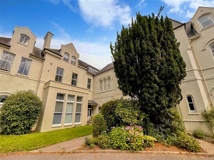 2 Bedroom Flat For Sale In Saint Hill Road, East Grinstead, West Sussex, RH19