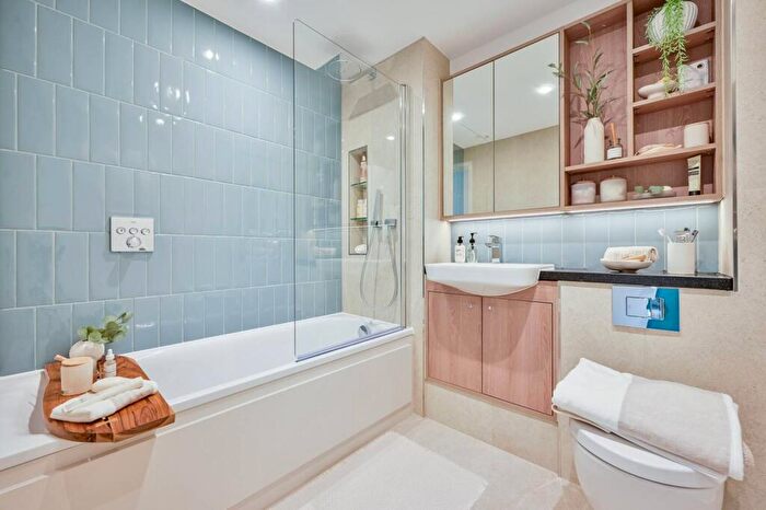 2 Bedroom Flat For Sale In Lombard Square, Greenwich, London, SE28