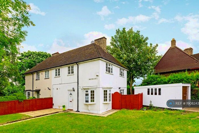 3 Bedroom Semi-Detached House To Rent In Red Post Hill, London, SE24