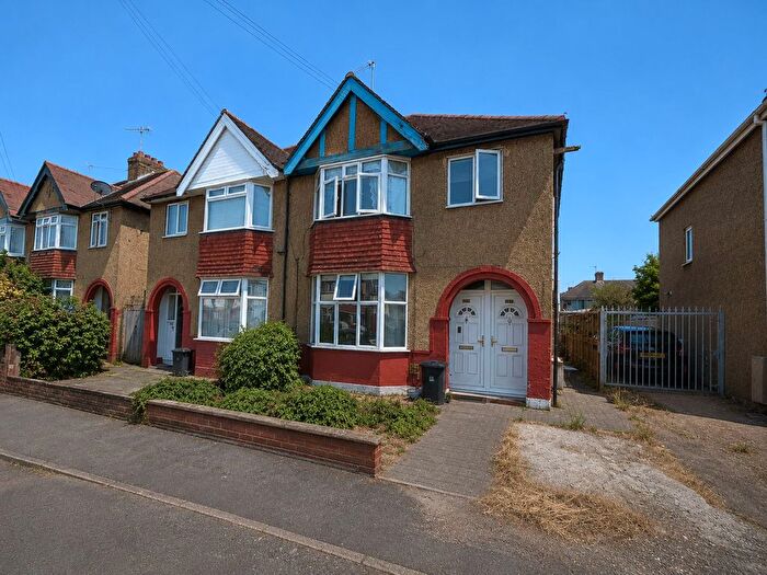 2 Bedroom Maisonette For Sale In St Anselms Road, Hayes, Greater London, UB3
