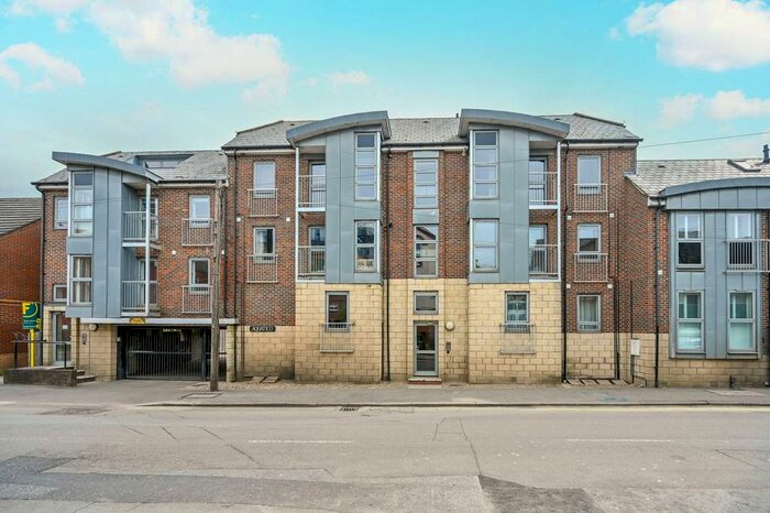 2 Bedroom Flat To Rent In Walnut Tree Close, Guildford, GU1