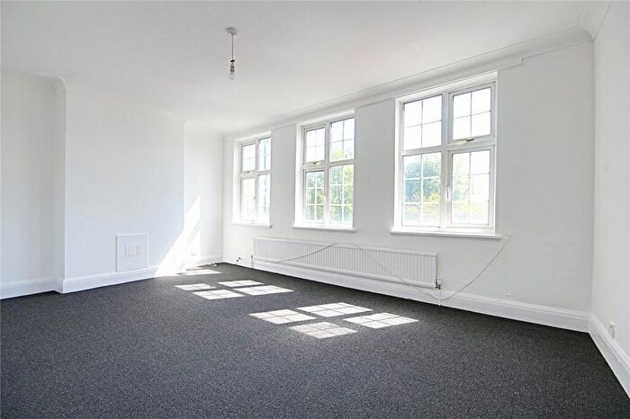 3 Bedroom Maisonette To Rent In Avenue Parade, Ridge Avenue, London, N21