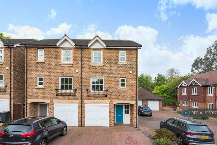 3 Bedroom Semi-Detached House To Rent In Bridgelands Close, Beckenham, BR3