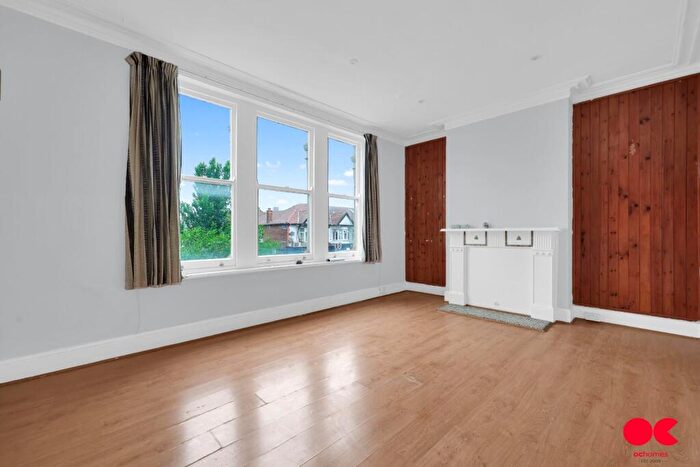 3 Bedroom Flat To Rent In Lea Bridge Road, Leyton, E10
